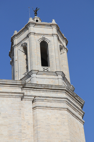 inici de les obres del campanar acabat al 1764 i de l'escala