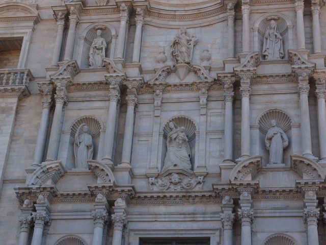 El mestre Pere Costa acaba la façana.