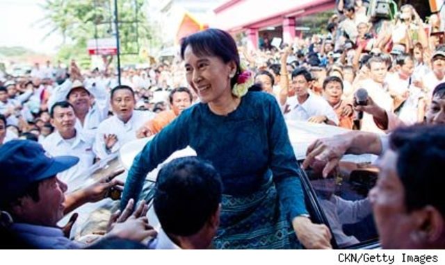 Liberan a Suu Kyi