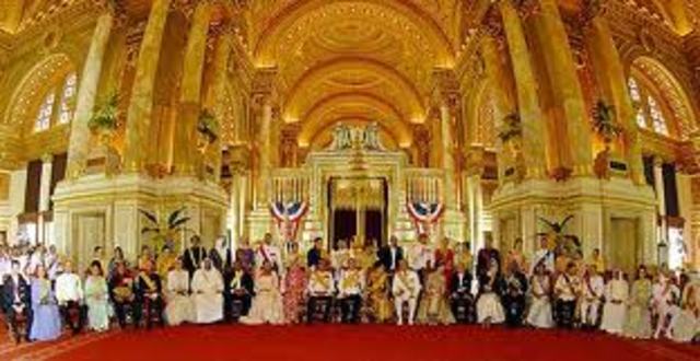 พระบาทสมเด็จพระเจ้าอยู่หัวภูมิพลอดลุลยเดชครองราชย์ครบ 60 พรรษา นับเป็นการครองราชที่ยาวที่สุดในโลก