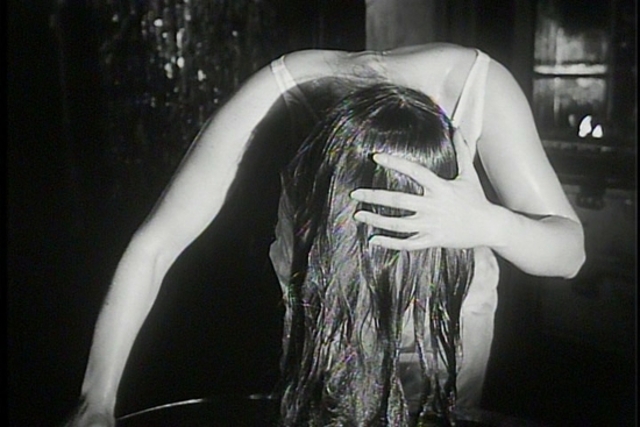 "Зеркало" Андрей Тарковский http://www.youtube.com/watch?feature=player_embedded&v=uXYfRkuA3cM