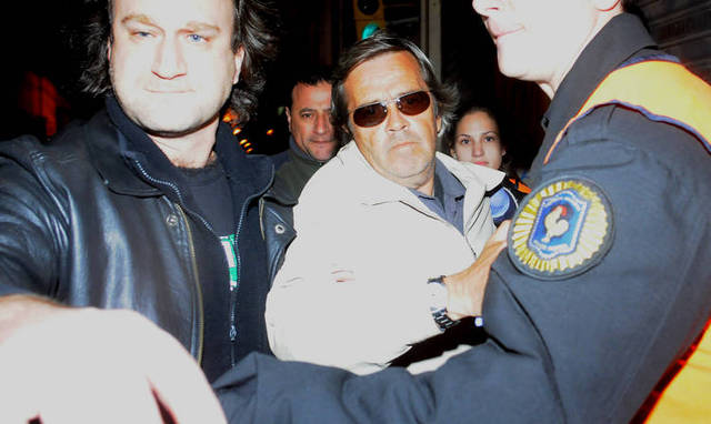 En la noche del miércoles, el giro, allanan la casa de Ángeles