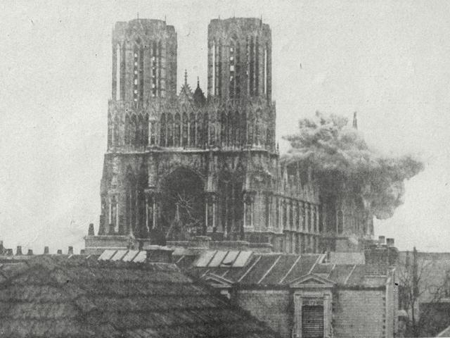 La cathédrale de Reims est bombardée