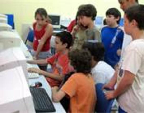 הכנסת מחשבים אישיים לבתי הספר