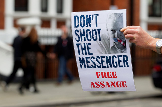 Julian Assange tuvo contacto "indirecto" con Snowden