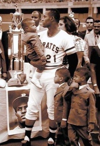 Roberto Clemente Killed in Plane Crash