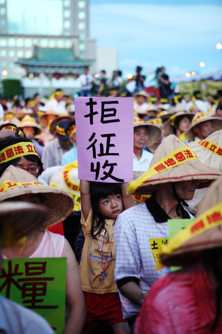 717「台灣人民挺農村」的夜宿凱道守夜行動。