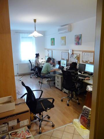 Két ajtóval odébb