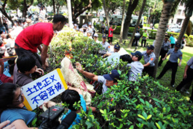 警力驅逐靜坐民眾，迫遷戶張森文激動昏厥。