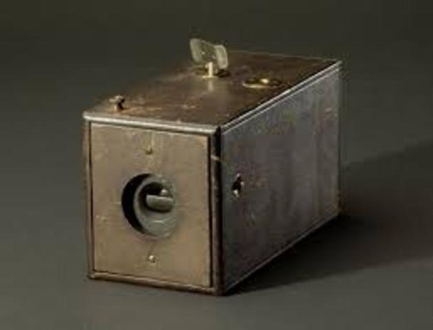 George Eastman lanza la camara kodak.