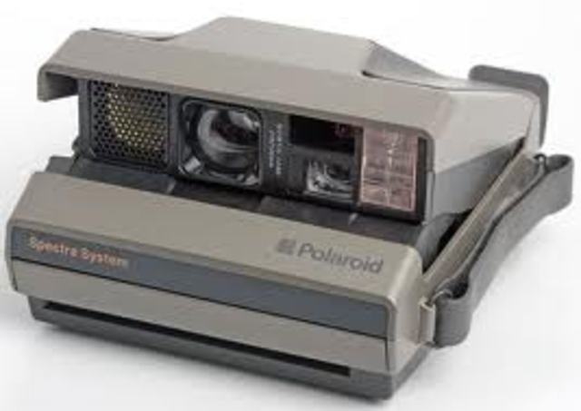 nace la fotografia instantanea de polaroid.