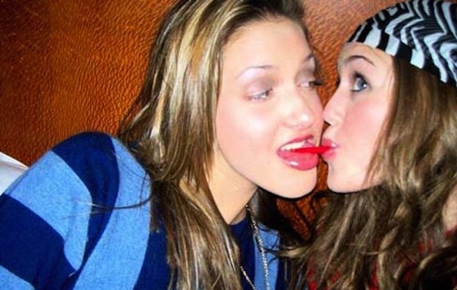 Miley posts kissy photo