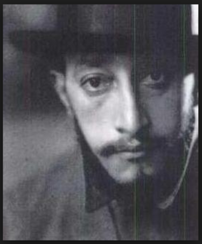 Viaja a México mientras cursa el cuarto año de Derecho, como representante de los estudiantes universitarios, para conmemorar la Independencia nacional de ese país.  Conoce a Valle Inclán, que resultaría una influecnia decisiva para su vida literaria