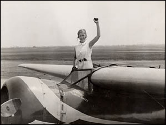 Elinor Smith flies under all four East River bridges