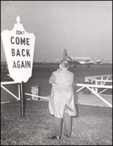 Last flight takes off from Mitchel Field