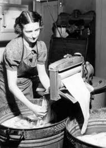 Clothes Washer With Wringer Rolls