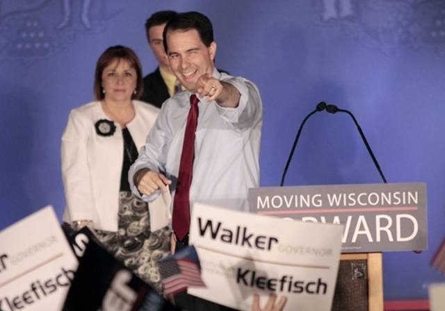 Un elección de destitución para el governador de Wisconsin ocurría en case que los votantes votaran incorrecto en 2010, y Scott Walker ganaba.