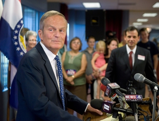 El representante republicano de Missourri, Todd Akin, intentaba explicar que los mujeres no están embarazadan depués que las violaran por los hombres. Todd Akin daba un explicación sin que no tubiera la comprensión del cuerpo de la mujer.