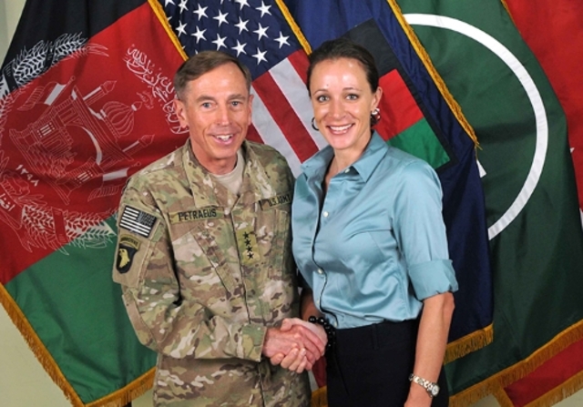 David Petraeus renunciaba por el director de la agencia central de inteligencia para que él no tuviera dificultades por un asunto con su biógrafa.