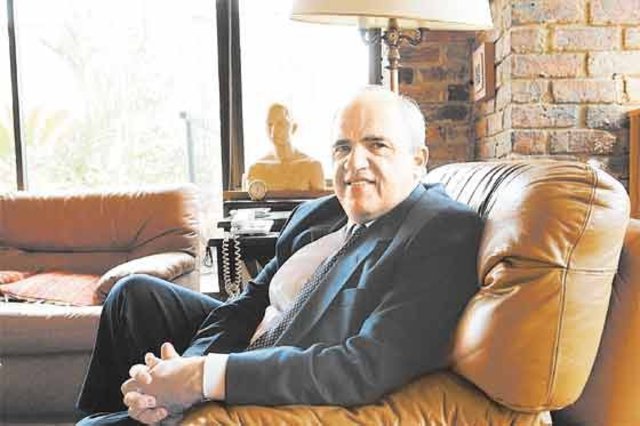 Ernesto Samper toma posesion de su cargo y se le acusa de ser financiado por el narcotrafico