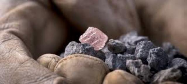 Diamonds are discovered near Kimberley.
