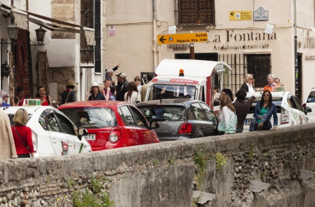 Atasco en la ‘peatonalizada’ Carrera del Darro