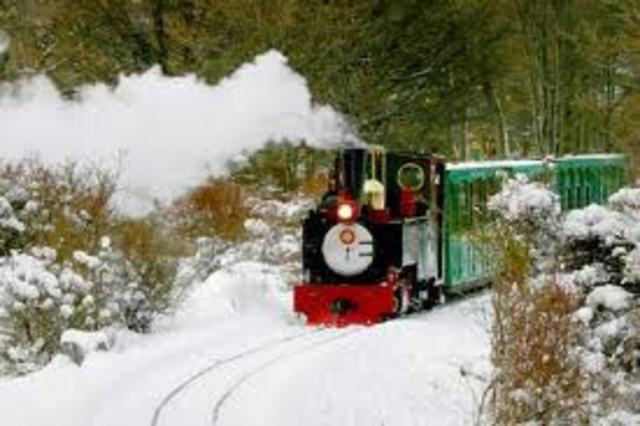 se inicia la construcción de la primera línea férrea del mundo