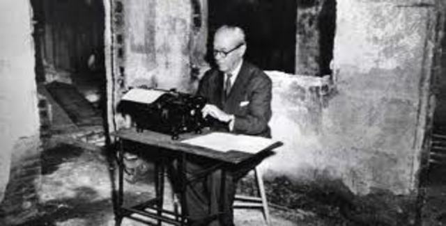 Miembros de la Policía Nacional asaltan e incendian los edificios de los diarios liberales El Tiempo, y El Espectador,