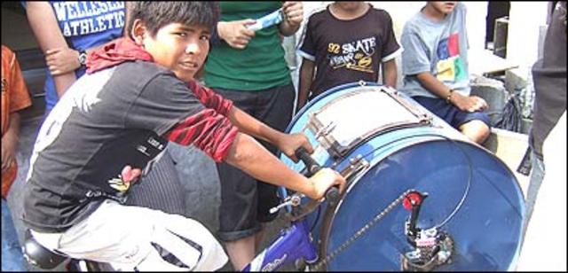 Para lavar ropa, una bicilavadora.