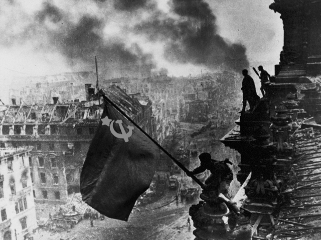 Evgueny Kaldhei - Reichstag (photo retouchée)