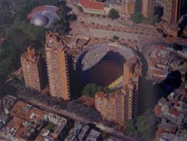 el barrio la macarena se encargo de acoger las torres del parque las cuales rodean la plaza de toros la santa maria