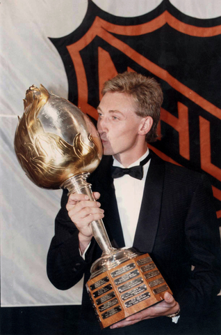 Gretzky wins his 9th Hart Trophy
