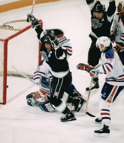 Gretzky becomes all-time leading scorer