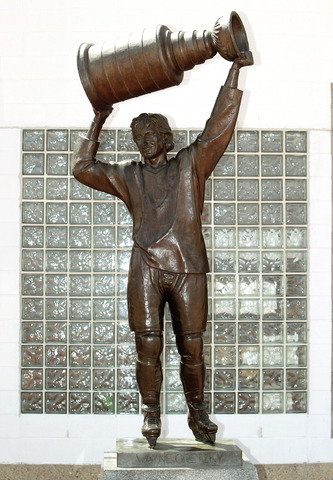 Gretzky statue unveiled