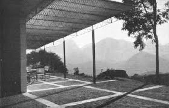En 1951, el arquitecto carioca Sérgio Bernardes, con tan sólo 32 años de edad, proyectó una residencia que se destaca por su singularidad en el panorama arquitectónico de Brasil