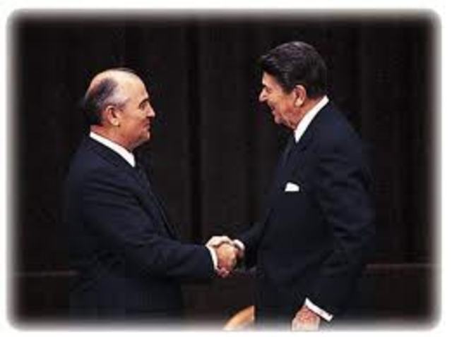 FirmaneltratadodeFuerzasNuclearesdeAlcanceIntermediolospresidentesdeEstadosUnidosdeAméricayURSS,RonaldReaganyMijailGorbachov,respectivamente