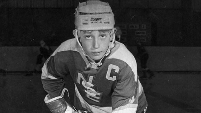 Wayne Gretzky plays Hockey