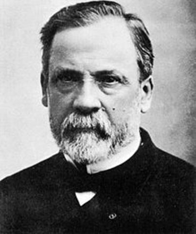 Louis Pasteur desarrolla una vacuna contra la Rabia
