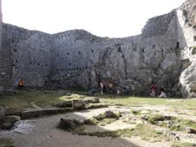 Mucha gente se fue a vivir al cruce de caminos, al lado de la muralla de un castilo o en algun poblado
