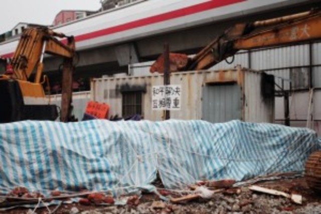 建商開工，動用怪手與山貓開始整地，並用貨櫃屋強佔王家土地