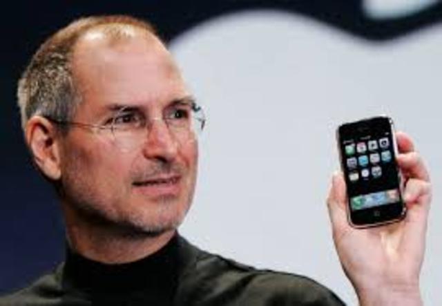 SE LANZA EL PRIMER IPHONE