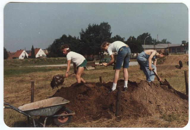 Aus der Wiese wird eine BMX-Bahn