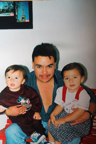 Con mi papa y mi hermano