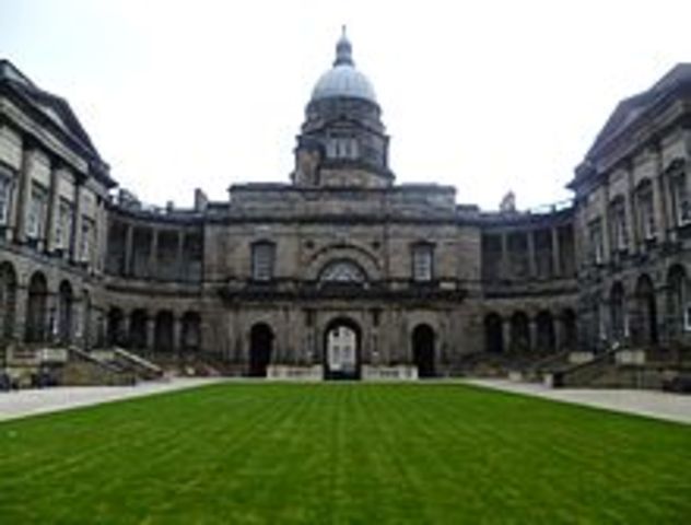 La Universidad de Edimburgo inició el primer grado en enfermería.
