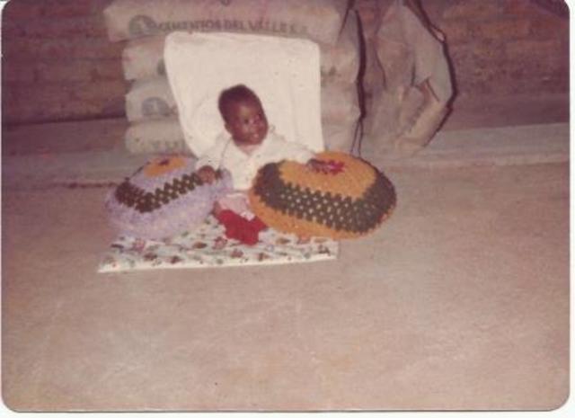 jugando con mis cojines en la sala