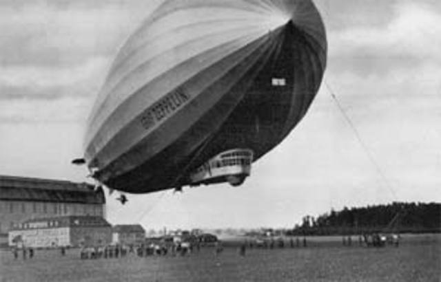 Ferdinand von Zeppelin construye el primer dirigible