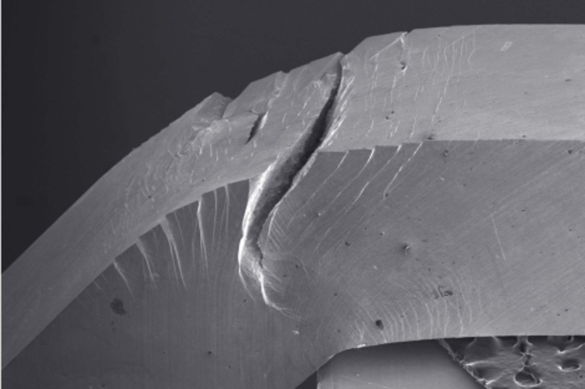 Vidrio metálico (aleación formada por paladio en su mayor parte, además de plata y otros materiales)