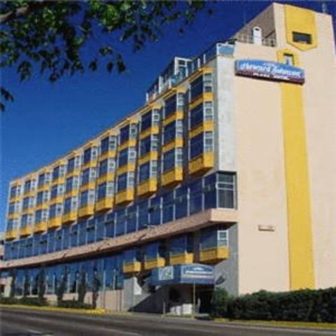 Howard Johnson: había dado en concesión 400 restaurantes y decidió expandir su negocio a la industria del hospedaje