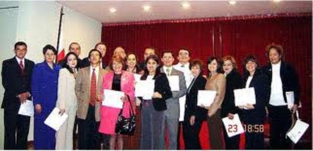 Ceremonia de graduación en la cual se titulan los primeros egresados del programa