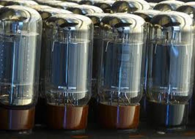 Lee de Forrest inventa tubos al vacío